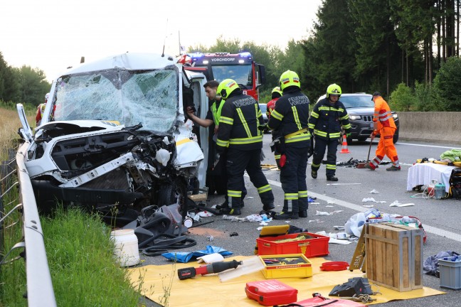 Personenrettung: Pritschenwagen auf Westautobahn bei Laakirchen in Heck eines LKW-Anhngers gekracht
