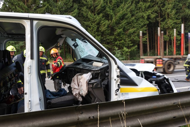 Personenrettung: Pritschenwagen auf Westautobahn bei Laakirchen in Heck eines LKW-Anhngers gekracht