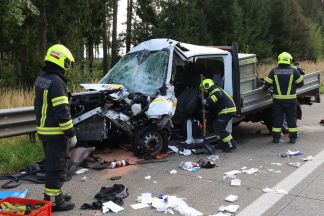 Personenrettung: Pritschenwagen auf Westautobahn bei Laakirchen in Heck eines LKW-Anhngers gekracht