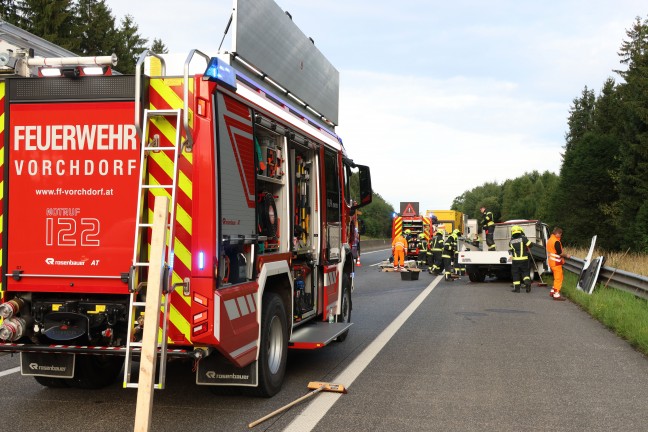 Personenrettung: Pritschenwagen auf Westautobahn bei Laakirchen in Heck eines LKW-Anhngers gekracht