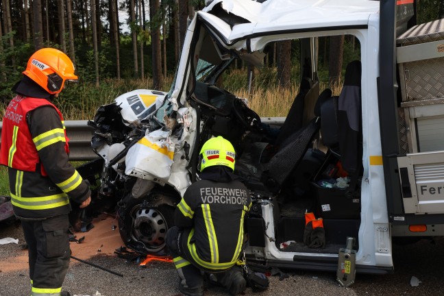 Personenrettung: Pritschenwagen auf Westautobahn bei Laakirchen in Heck eines LKW-Anhngers gekracht