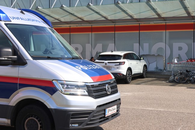 Auto kracht durch Glasfassade eines Lebensmitteldiscounters in Wels-Lichtenegg