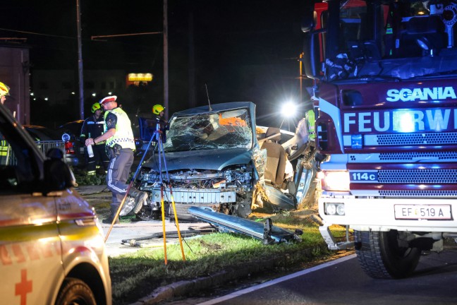 Vier teils Schwerverletzte: Auto in einem Baustellenbereich in Eferding gegen Baum gekracht