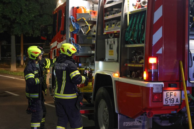 Vier teils Schwerverletzte: Auto in einem Baustellenbereich in Eferding gegen Baum gekracht