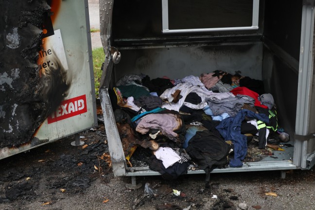 Zwei Altkleidercontainer in Wels-Innenstadt bei Brand schwer beschdigt