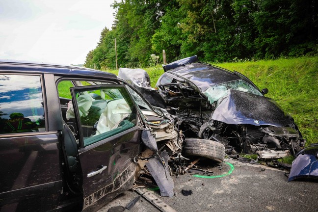Schwerer Verkehrsunfall zwischen zwei PKW auf Rieder Strae bei Mehrnbach