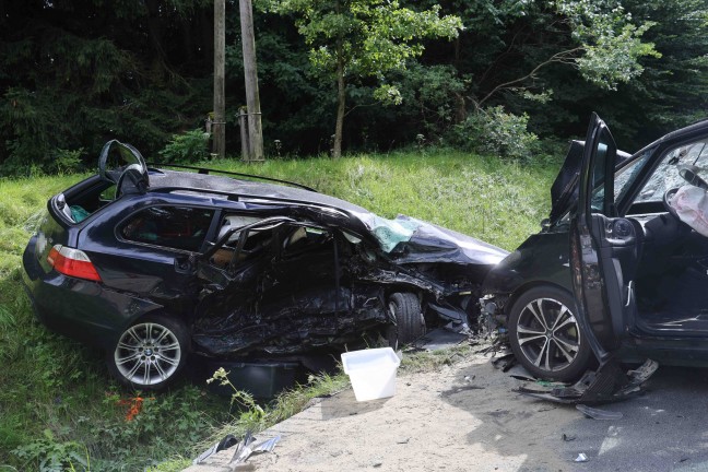 Schwerer Verkehrsunfall zwischen zwei PKW auf Rieder Strae bei Mehrnbach