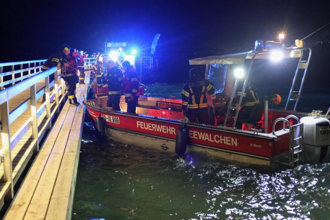 Weyregg am Attersee: Feuerwehr und Wasserrettung bei Personensuche im Attersee im Einsatz