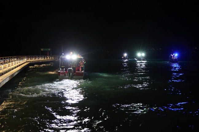 Weyregg am Attersee: Feuerwehr und Wasserrettung bei Personensuche im Attersee im Einsatz