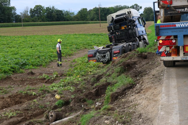 Grere Bergeaktion: LKW mit Betonfertigteilen auf Wiener Strae bei Schlatt von Strae abgekommen