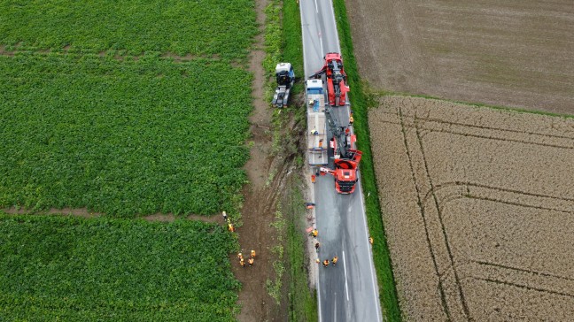 Grere Bergeaktion: LKW mit Betonfertigteilen auf Wiener Strae bei Schlatt von Strae abgekommen