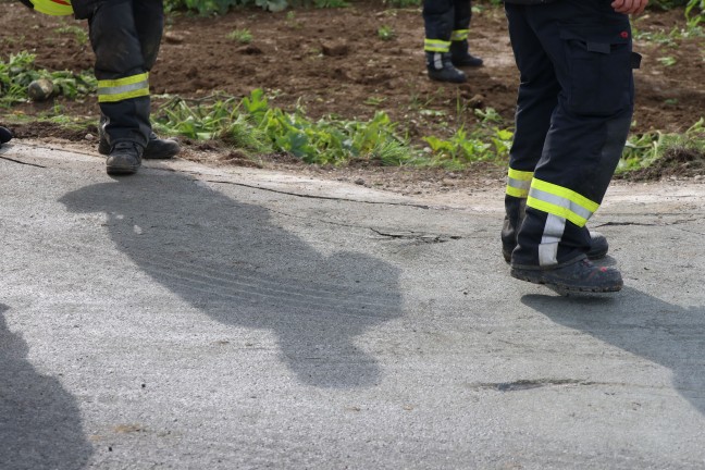 Grere Bergeaktion: LKW mit Betonfertigteilen auf Wiener Strae bei Schlatt von Strae abgekommen