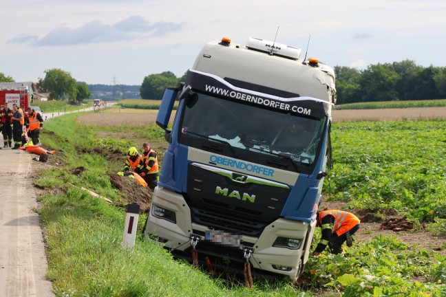 Grere Bergeaktion: LKW mit Betonfertigteilen auf Wiener Strae bei Schlatt von Strae abgekommen