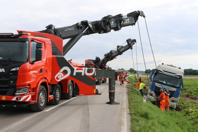 Grere Bergeaktion: LKW mit Betonfertigteilen auf Wiener Strae bei Schlatt von Strae abgekommen