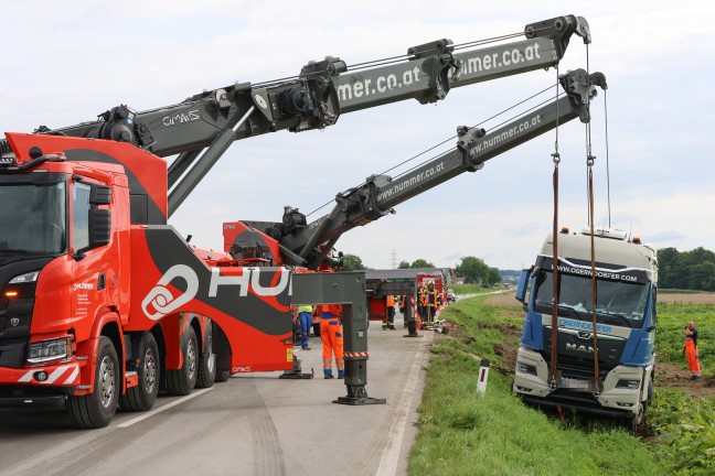Grere Bergeaktion: LKW mit Betonfertigteilen auf Wiener Strae bei Schlatt von Strae abgekommen