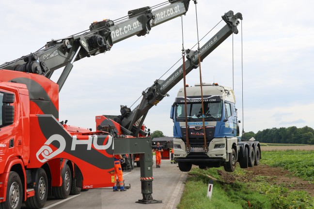 Grere Bergeaktion: LKW mit Betonfertigteilen auf Wiener Strae bei Schlatt von Strae abgekommen