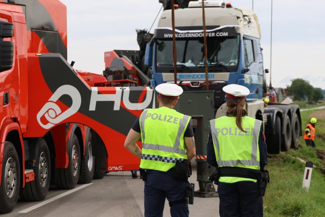 Grere Bergeaktion: LKW mit Betonfertigteilen auf Wiener Strae bei Schlatt von Strae abgekommen