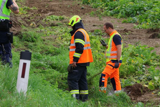 Grere Bergeaktion: LKW mit Betonfertigteilen auf Wiener Strae bei Schlatt von Strae abgekommen