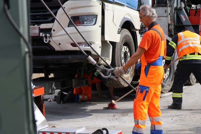 Grere Bergeaktion: LKW mit Betonfertigteilen auf Wiener Strae bei Schlatt von Strae abgekommen