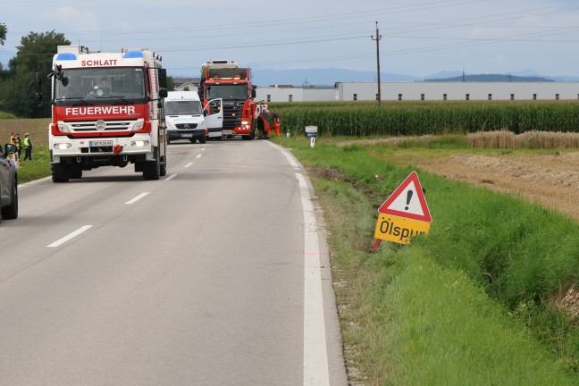 Grere Bergeaktion: LKW mit Betonfertigteilen auf Wiener Strae bei Schlatt von Strae abgekommen