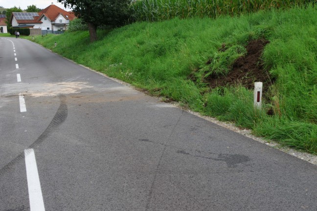 Personenrettung: Kleintransporter nach Verkehrsunfall bei Gaspoltshofen in Seitenlage