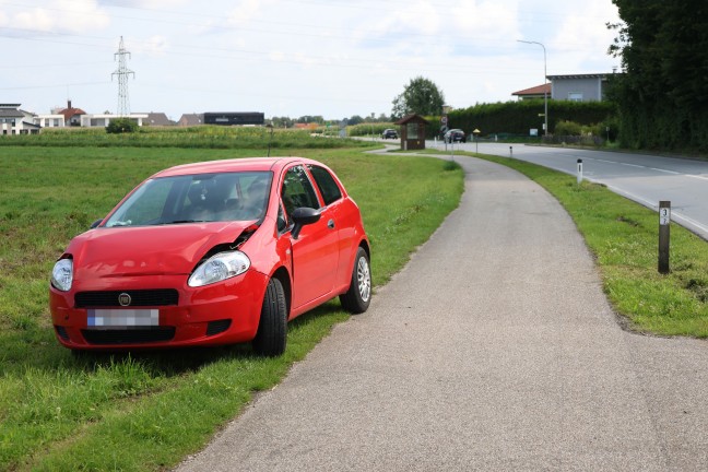 Einsatzkrfte zu Personenrettung nach schwerem Verkehrsunfall in Regau alarmiert