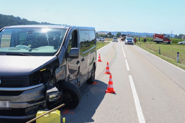Crash zwischen Kleinbus und PKW in einem Kreuzungsbereich in Weikirchen an der Traun