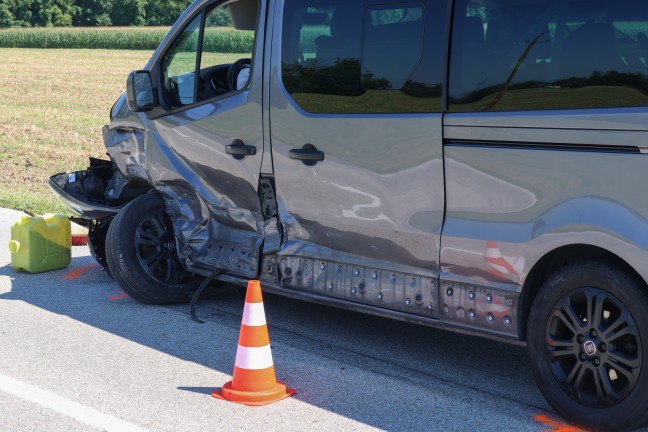 Crash zwischen Kleinbus und PKW in einem Kreuzungsbereich in Weikirchen an der Traun