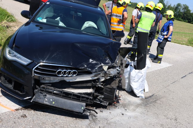 Crash zwischen Kleinbus und PKW in einem Kreuzungsbereich in Weikirchen an der Traun