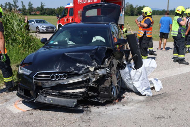 Crash zwischen Kleinbus und PKW in einem Kreuzungsbereich in Weikirchen an der Traun