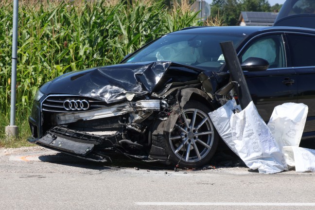 Crash zwischen Kleinbus und PKW in einem Kreuzungsbereich in Weikirchen an der Traun