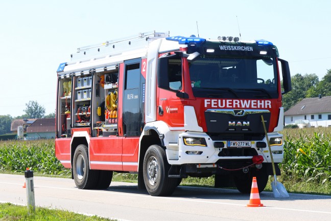 Crash zwischen Kleinbus und PKW in einem Kreuzungsbereich in Weikirchen an der Traun