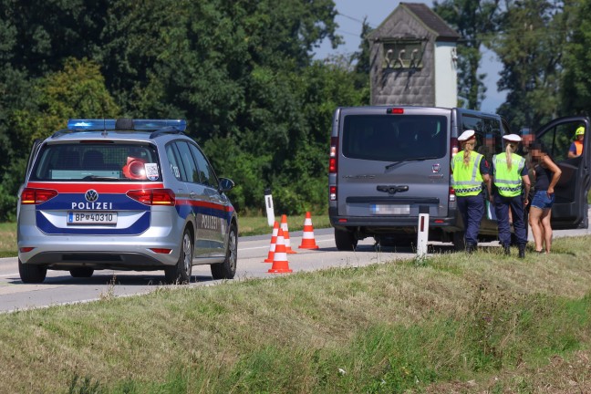 Crash zwischen Kleinbus und PKW in einem Kreuzungsbereich in Weikirchen an der Traun