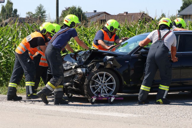 Crash zwischen Kleinbus und PKW in einem Kreuzungsbereich in Weikirchen an der Traun