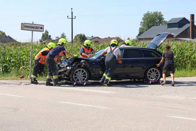 Crash zwischen Kleinbus und PKW in einem Kreuzungsbereich in Weikirchen an der Traun