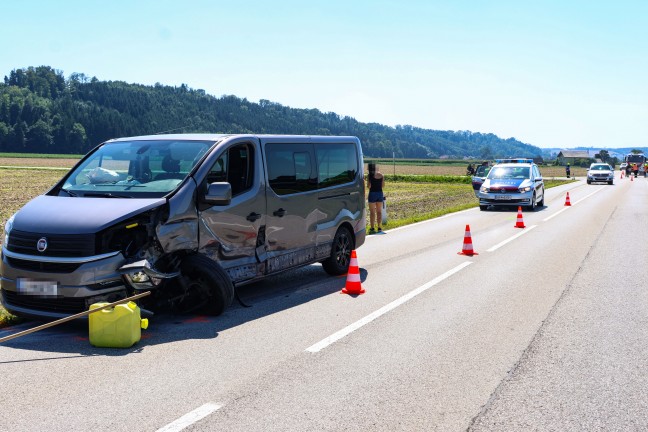 Crash zwischen Kleinbus und PKW in einem Kreuzungsbereich in Weikirchen an der Traun