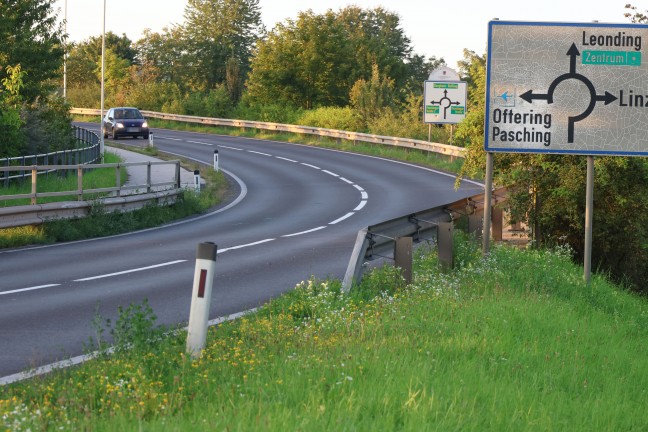 Gegen Leitschiene gekracht: Einsatzkrfte zu schwerem Verkehrsunfall nach Leonding alarmiert