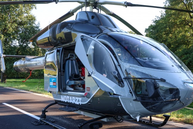 Auto bei Verkehrsunfall in Pilsbach mit groer Wucht seitlich gegen Baum geprallt