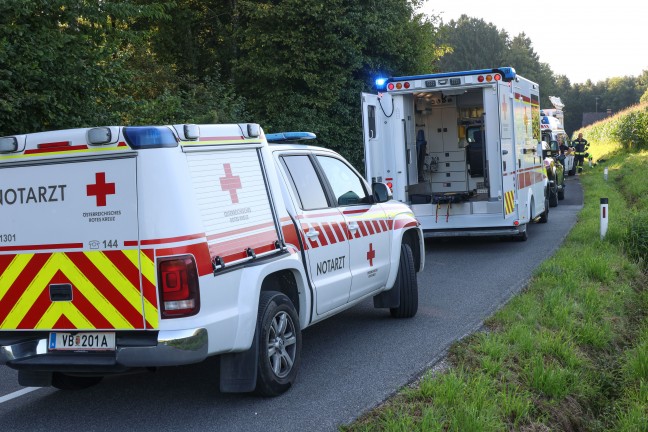 Auto bei Verkehrsunfall in Pilsbach mit groer Wucht seitlich gegen Baum geprallt