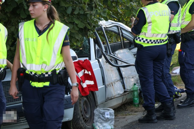 Auto bei Verkehrsunfall in Pilsbach mit groer Wucht seitlich gegen Baum geprallt
