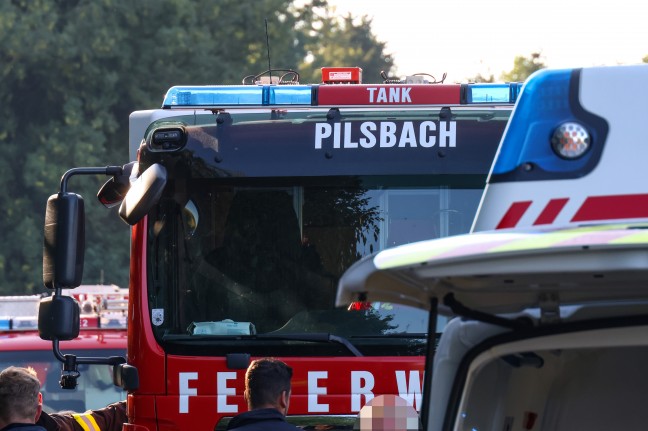 Auto bei Verkehrsunfall in Pilsbach mit groer Wucht seitlich gegen Baum geprallt