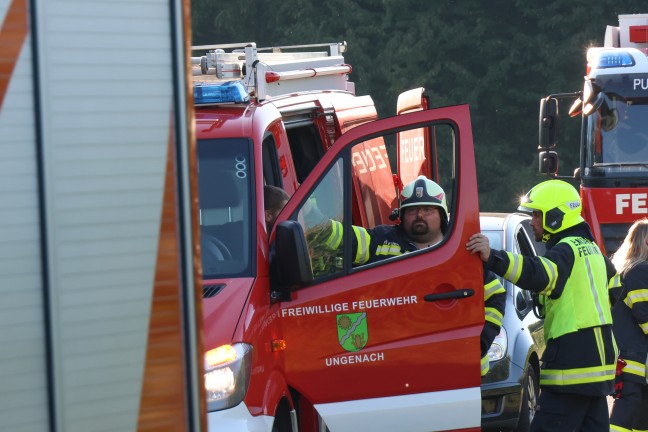Auto bei Verkehrsunfall in Pilsbach mit groer Wucht seitlich gegen Baum geprallt