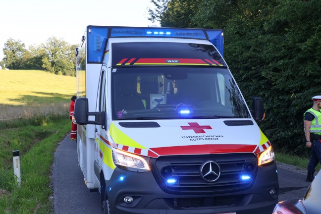 Auto bei Verkehrsunfall in Pilsbach mit groer Wucht seitlich gegen Baum geprallt