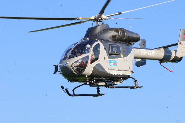 Auto bei Verkehrsunfall in Pilsbach mit groer Wucht seitlich gegen Baum geprallt