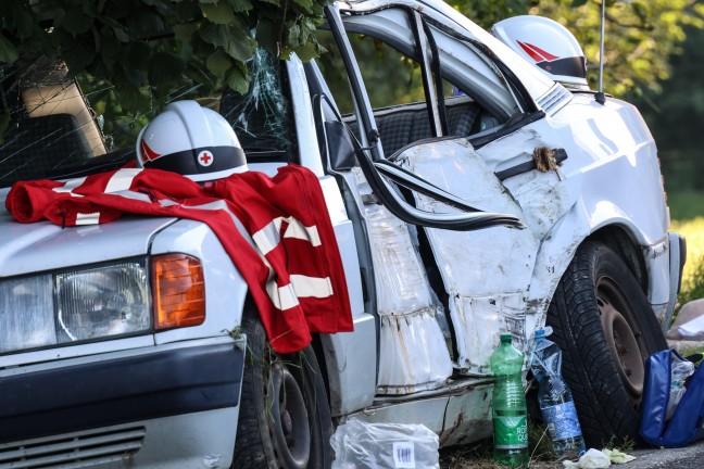 Auto bei Verkehrsunfall in Pilsbach mit groer Wucht seitlich gegen Baum geprallt