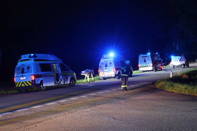 Taufkirchen an der Trattnach: Auto nach schwerem Crash mit Taxibus in den Stillbach berschlagen