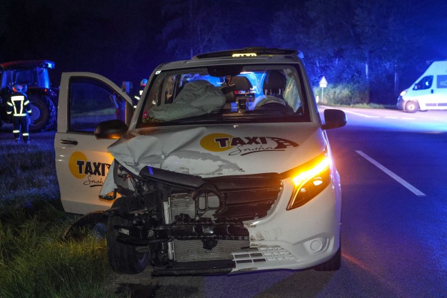 Taufkirchen an der Trattnach: Auto nach schwerem Crash mit Taxibus in den Stillbach berschlagen