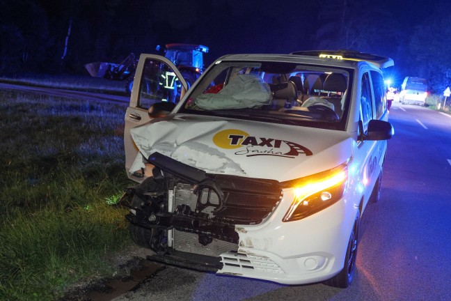 Taufkirchen an der Trattnach: Auto nach schwerem Crash mit Taxibus in den Stillbach berschlagen