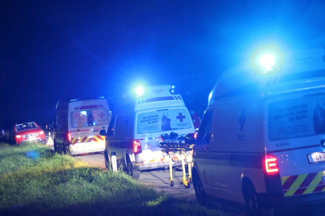 Taufkirchen an der Trattnach: Auto nach schwerem Crash mit Taxibus in den Stillbach berschlagen