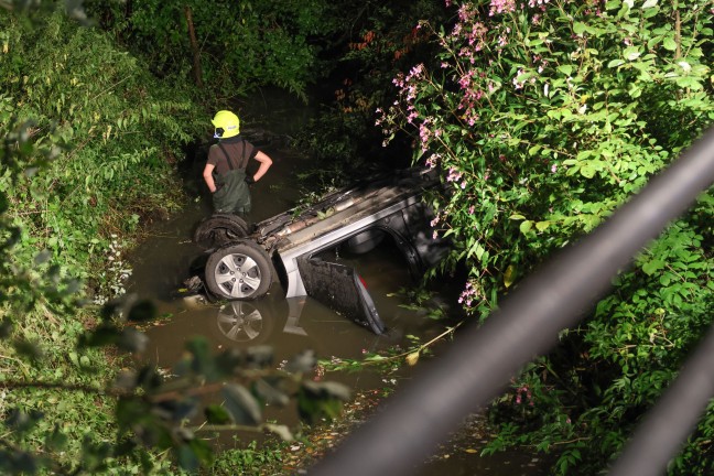 Taufkirchen an der Trattnach: Auto nach schwerem Crash mit Taxibus in den Stillbach berschlagen